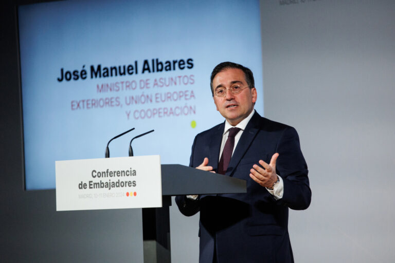 Albares anima a los embajadores a seguir trabajando para que catalán, euskera y gallego sean oficiales en la UE