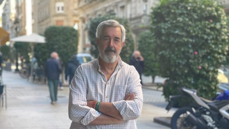 El líder de Vox en Pontevedra y último candidato en Vigo, Álvaro Díaz-Mella, cartel electoral para las gallegas