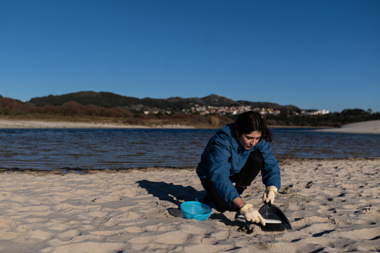 El vertido de pélets en Galicia salta a la prensa internacional: BBC o Le Monde hablan de «marea blanca»