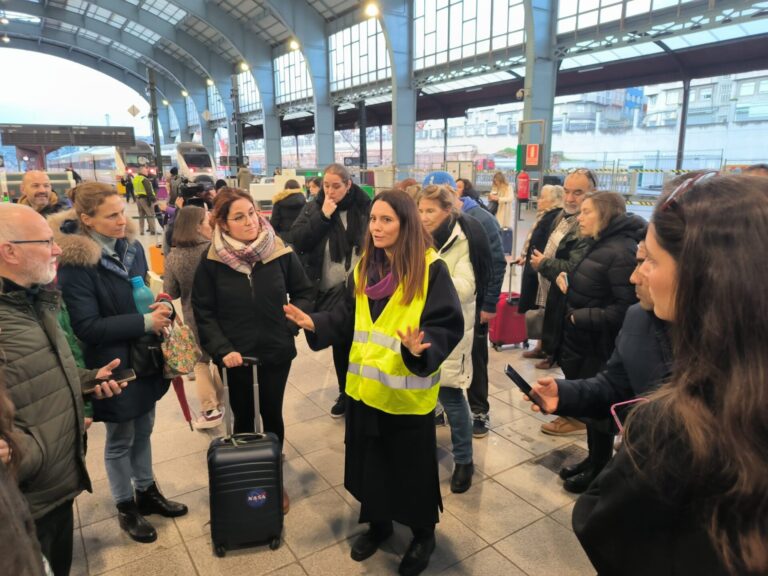 Un fallo eléctrico obliga a suspender entradas y salidas de trenes en la estación de A Coruña