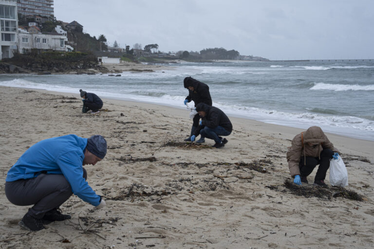 Pélets.- La Xunta limpia este jueves en 40 playas con una dotación de 300 personas