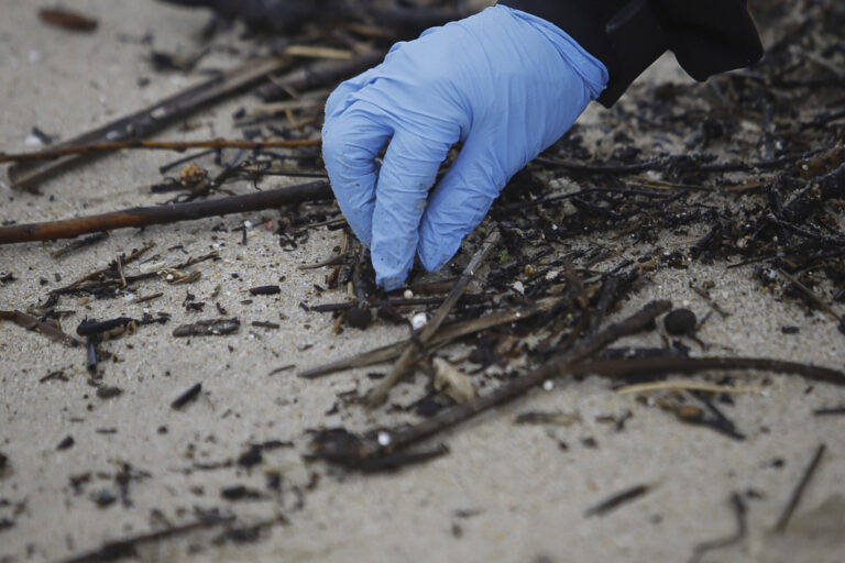 Pélets.- El Ayuntamiento de Pontevedra detecta la llegada de residuos a la playa de A Posta