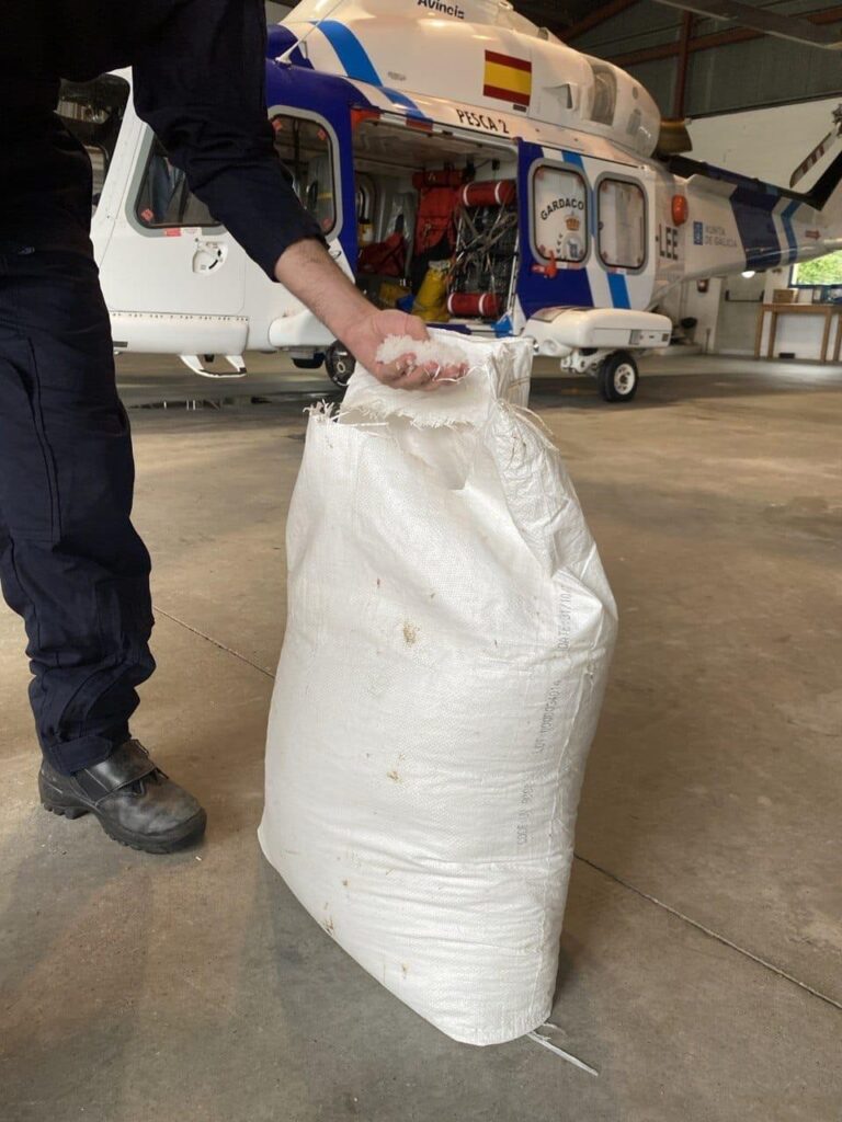 Pélets.- Gardacostas localiza un saco con 25 kilos de plástico en las proximidades de Punta Frouxeira, en Valdoviño