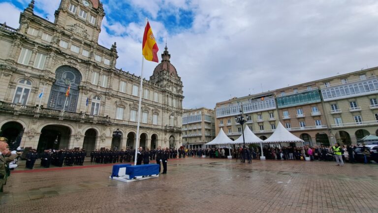 La Policía Nacional celebra su 200 aniversario en Galicia arropada por autoridades con el izado de la bandera española