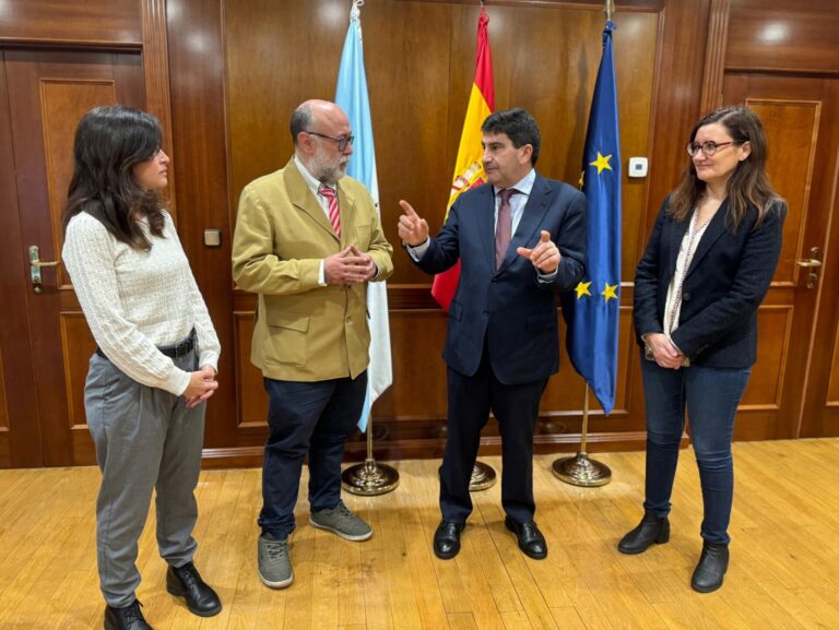 Pélets.-Pedro Blanco dice que lo «más eficaz» es retirar pélets en la playa y da un «suspenso» a la gestión de la Xunta