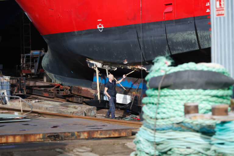 Técnicos evalúan daños del ‘Nuevo Libertad’ en el puerto de Burela (Lugo)