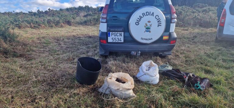 La Guardia Civil investiga a dos furtivos que extraían 30 kilos de percebes en Xove (Lugo)