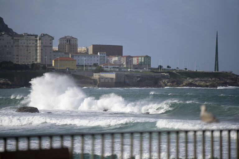 El viento costero aumenta su intensidad desde el mediodía en una jornada de temporal sin incidencias graves