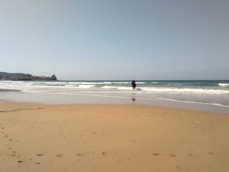 Pélets.- Recogidos 25 kilos de microplásticos en las playas de Asturias, donde se mantiene el nivel de alerta