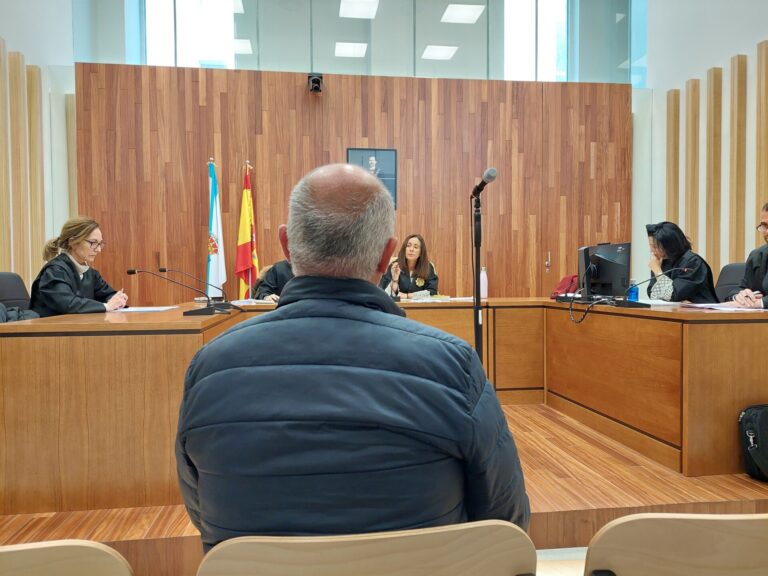 Condenado a pena de multa un chófer de bus escolar juzgado en Vigo por acoso sexual a una acompañante de ruta