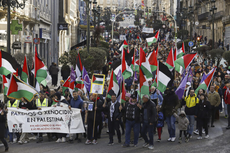 Cientos de personas claman en Vigo contra «el genocidio» en Palestina y exigen el fin de las relaciones con Israel