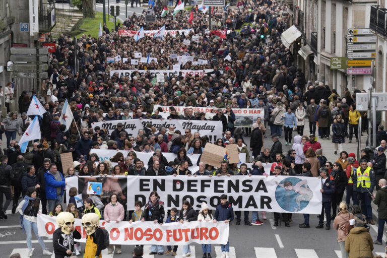 Miles de personas vuelven a llenar el Obradoiro al grito de ‘Nunca Máis’: «Esta es la gota que colma el vaso»