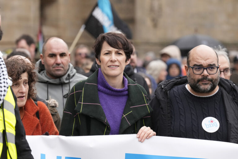 Pontón celebra «la movilización de dignidad» del domingo y replica a Rueda: es el PP quien «ataca a nuestro mar»