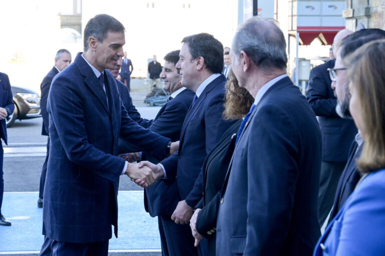 Sánchez anuncia la construcción en Ferrol de un buque de aprovisionamiento para la Armada con 439 millones
