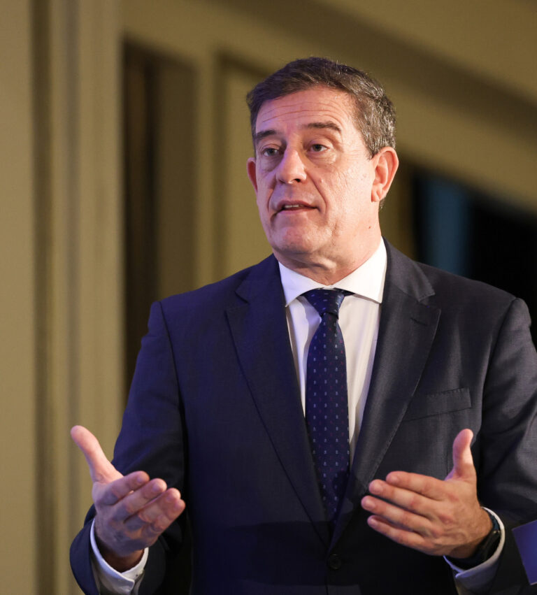18.-Besteiro se erige como líder del cambio: «Soy la garantía de traer muchas inversiones importantes para Galicia»