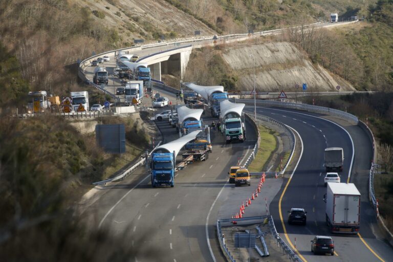 Retoman la marcha los seis camiones con palas eólicas que estaban bloqueados en Pedrafita