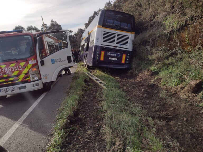 Los pasajeros de un autobús salen por la bodega de carga tras un accidente en Lousame (A Coruña)
