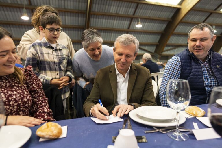 18F.- Alfonso Rueda responde a Pedro Sánchez: «El único que vuela a costa de todos es él»