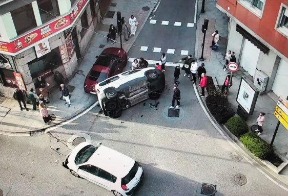 Uno de los conductores implicados en una colisión con vuelco el pasado viernes en Vigo dio positivo en alcoholemia