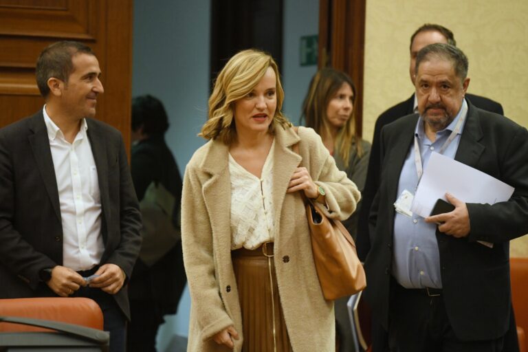 Alegría se reúne mañana con las comunidades autónomas para abordar la prohibición de los móviles en los colegios