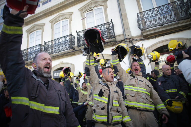 Los bomberos comarcales desconvocan la huelga tras más de 7 meses al alcanzar acuerdo para negociar después del 18F