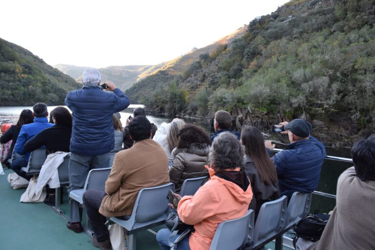 Las reservas para la nueva temporada de rutas en catamarán por la Ribeira Sacra abrirán el lunes