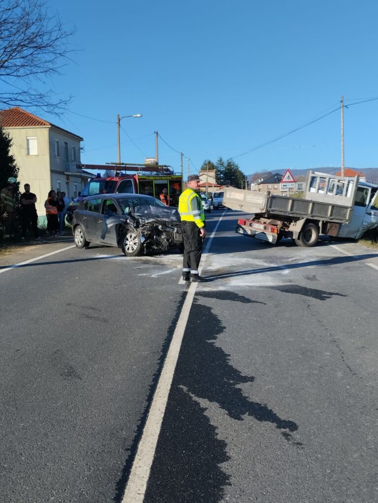 Herido grave el conductor de un camión ligero tras una colisión frontolaretal con un turismo en Maceda (Ourense)