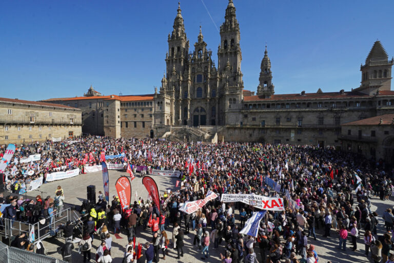 (AM) Masiva protesta intergeneracional en Compostela que clama por un «cambio en la política sanitaria o en sus autores»
