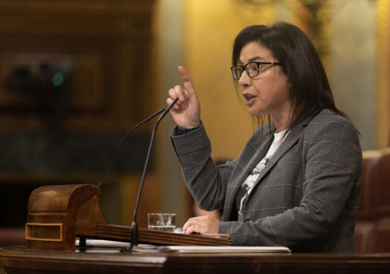 18F.- Sumar denuncia ante la JEG a la diputada Ana Vázquez por repartir papeletas del PP con la chaqueta de la Xunta