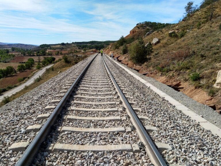 Una incidencia causa retrasos en varios trenes sentido Madrid-Galicia y Adif trabaja para intentar resolverla
