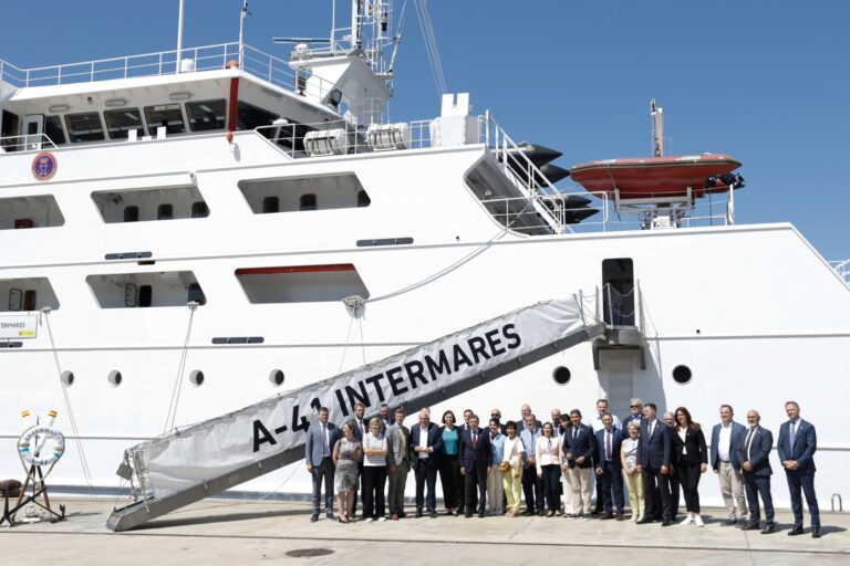 El Ministerio de Agricultura y Pesca inicia actividades formativas en el buque Intermares, en el puerto coruñés