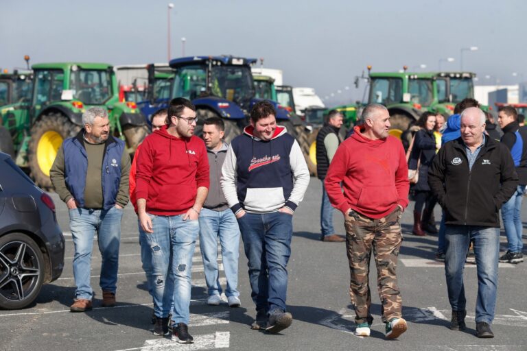 Decenas de trabajadores se concentran en Lugo en una primera jornada de protestas del sector primario con poca afluencia