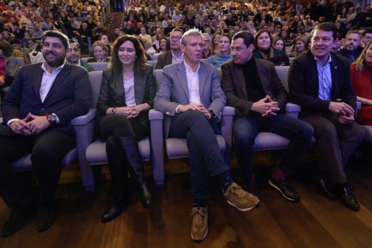 18F.- Moreno se suma a la campaña y estará el sábado con Rueda en Santiago, mientras que Ayuso recalará en Vigo el 15