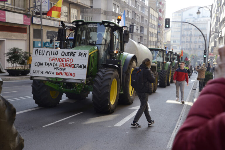 Rural.- Un centenar de tractores ocupan Ourense para protestar contra las políticas europeas