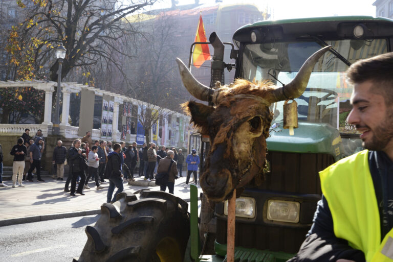 Rural.- Los tractores rodean la Subdelegación del Gobierno en Ourense por segundo día consecutivo