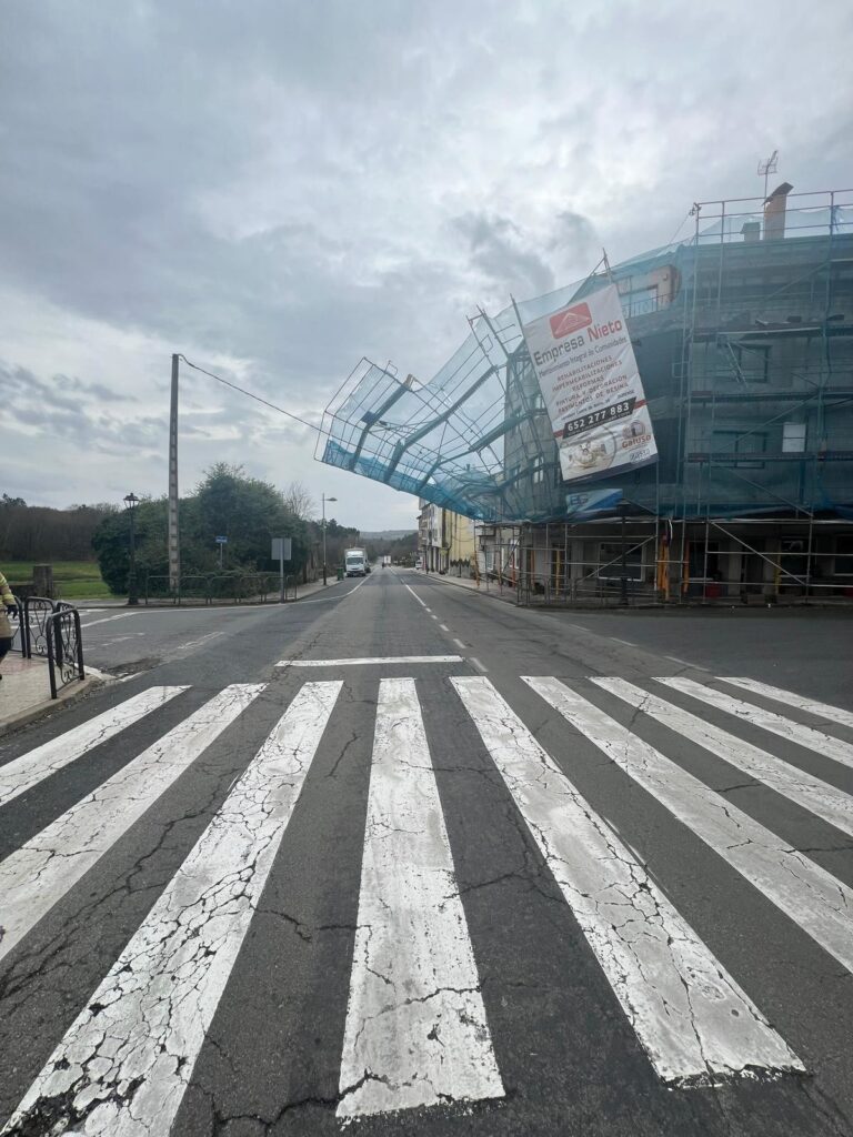 El desprendimiento de un andamio en Carballedo (Lugo) obligar a cortar la carretera y a desviar el tráfico
