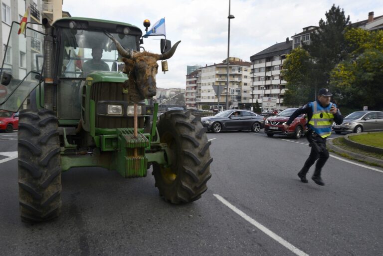 Rural.- Los ganaderos levantan la tractorada de Ourense por el carnaval y avanzan la creación de una plataforma