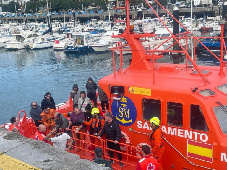 Rescatados los 14 marineros de un barco con base en Burela tras una vía de agua frente a la costa vasca