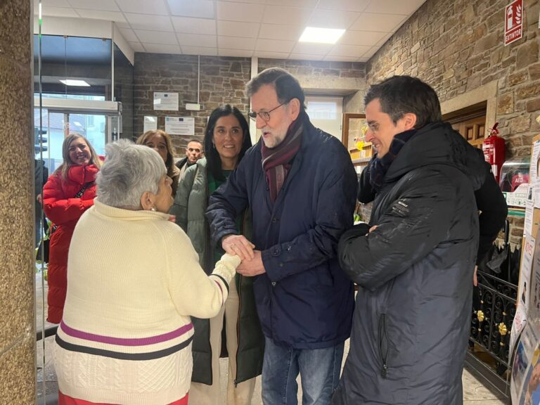 18.- Rajoy recala en Santiago: de la plaza de abastos a una visita al centro sociocomunitario de Porta do Camiño