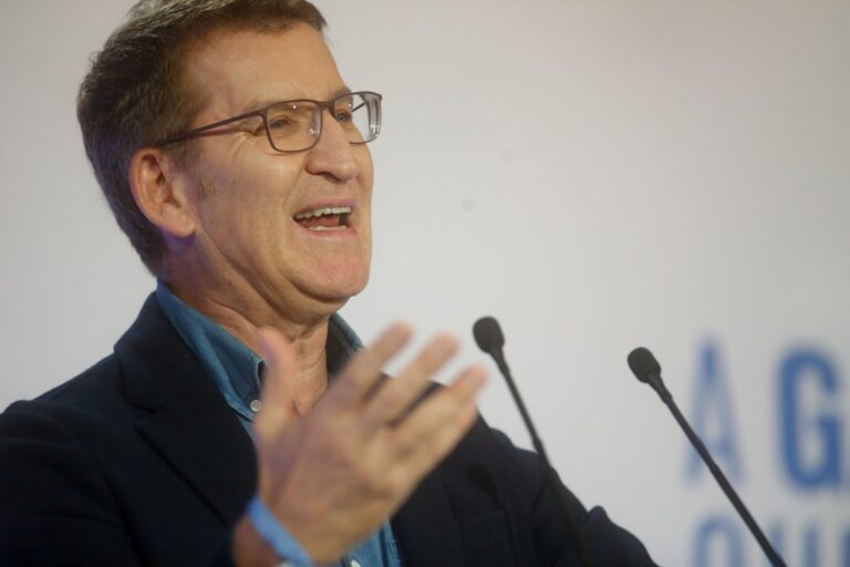 AV.-18F.-Feijóo acusa al Gobierno de «embarrar la campaña» y proclama: «No se da ninguna condición para los indultos»