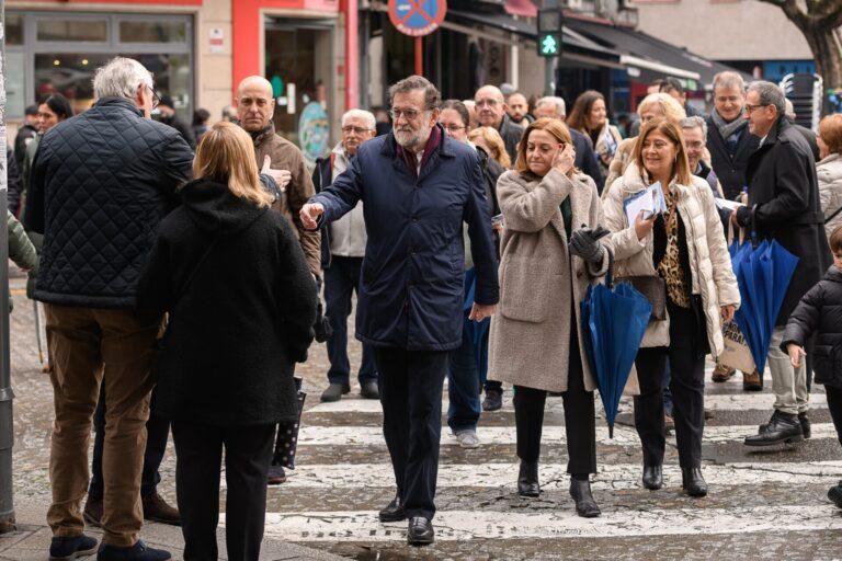 18F.- Mariano Rajoy visita Ourense entre besos y fotografías con los vecinos a una semana de las elecciones autonómicas
