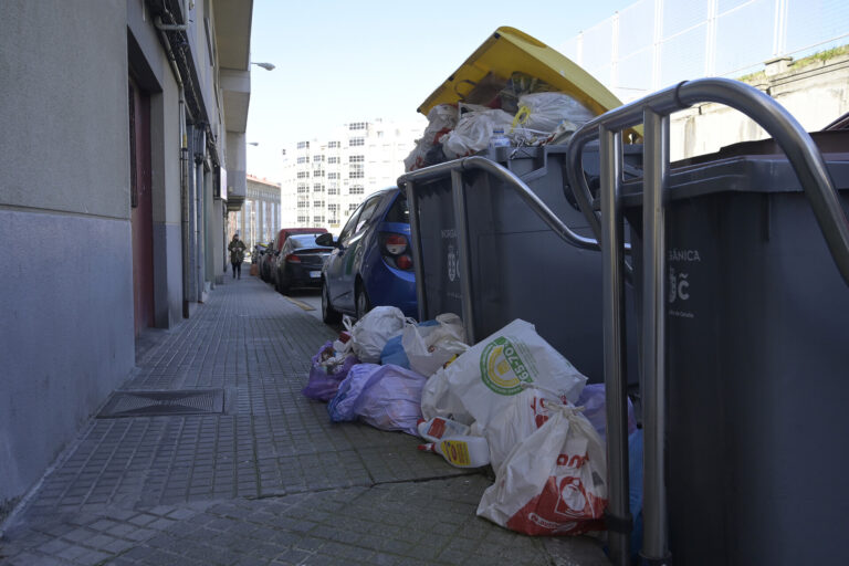 Comité y concesionaria de la basura de A Coruña acuerdan «regularizar» la recogida tras días de residuos en la calle
