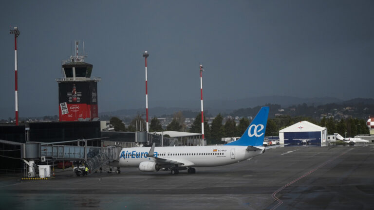A Coruña lidera el aumento de viajeros en los aeropuertos gallegos en enero, mientras que Santiago baja un 7,2%