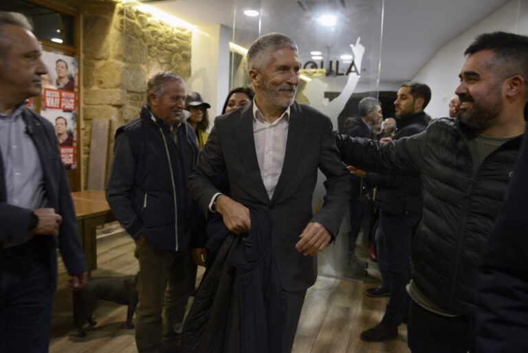 Grande-Marlaska, recibido entre abucheos y gritos de «asesino» y «dimisión» en Pobra de Trives