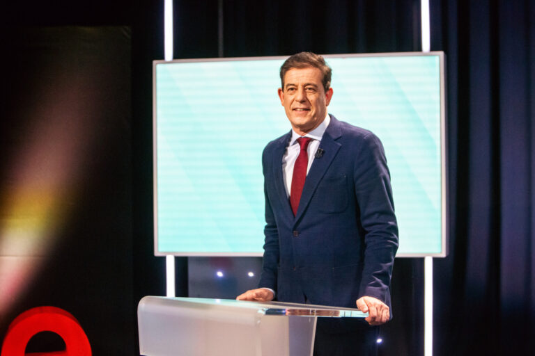 Debate 18F.- Besteiro contrapone que él dará «la cara a las duras y a las maduras» frente a un Rueda «ausente»
