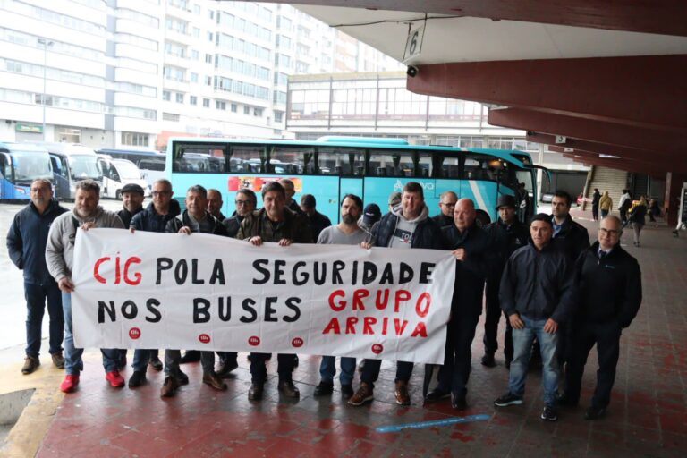Personal de Arriva se moviliza en A Coruña para denunciar el estado de la flota de autobuses y el riesgo de accidente