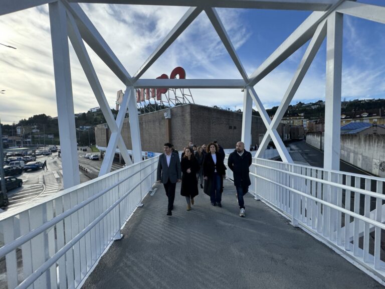 Abre la pasarela de Pedralonga, en A Coruña, con presencia del delegado del Gobierno y la alcaldesa
