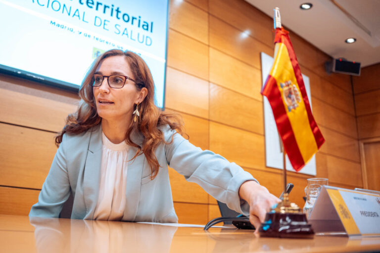 La ministra de Sanidad critica el «SMS electoral» del Sergas a sus trabajadores enviado a dos días del 18F