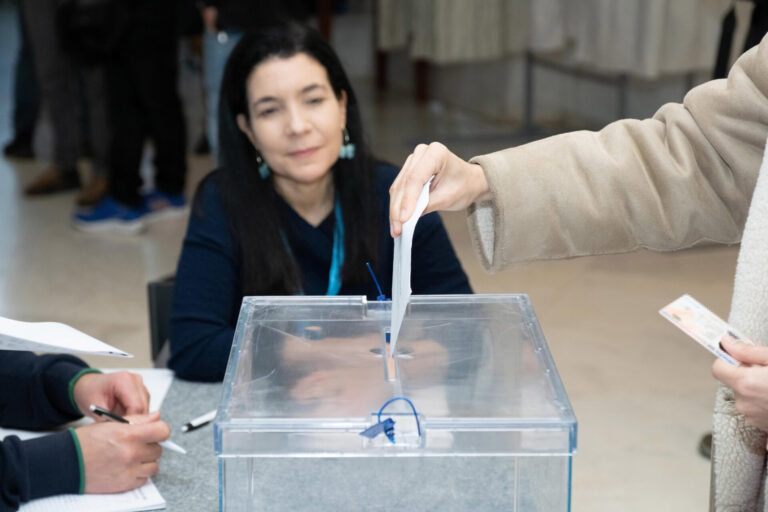 18F.- Cierran en hora y sin incidencias las mesas electorales