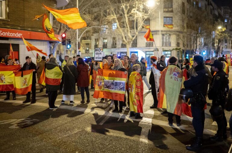18F.- Un centenar de personas reza el rosario cerca de la sede del PSOE en Ferraz ante el recuento electoral